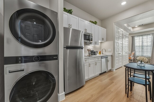 Photo - 4231 Elmwood St Unit B