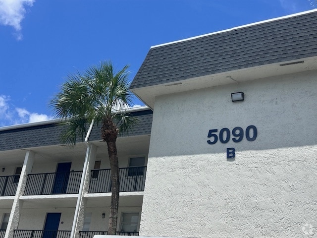 Building Photo - 5090 SW 64th Ave Unit 307 Rental