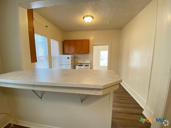 Building Photo - 323 W Hutchison St Unit 2 Rental