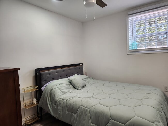 Photo - 1204 Lossing Ave Unidad Blue bldg