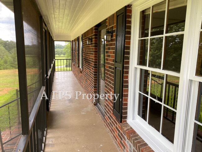 Photo - 583 S Holcomb Rd SW