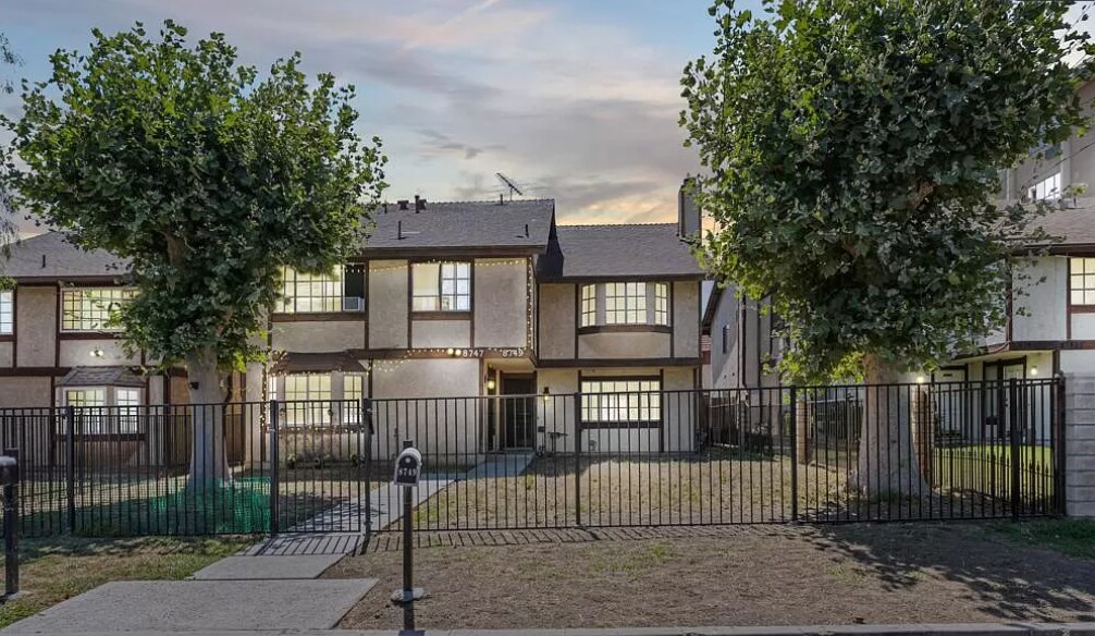 Photo - 8747 Canby Ave Unidad room 1