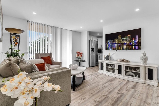 Building Photo - 9310 Fontainebleau Blvd Unit 201