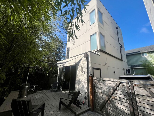 Building Photo - Ballard Townhome