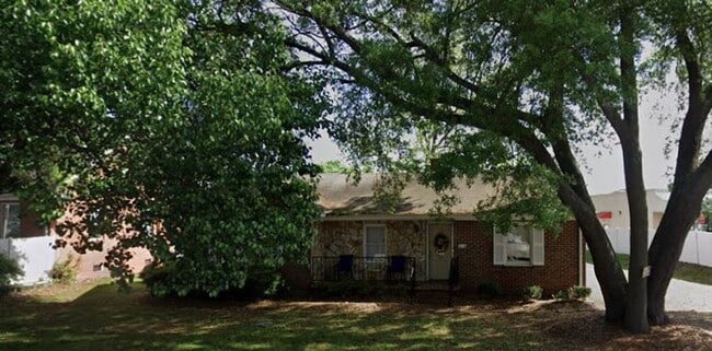 Building Photo - 3-bedroom, 2-bath brick home in Pembroke