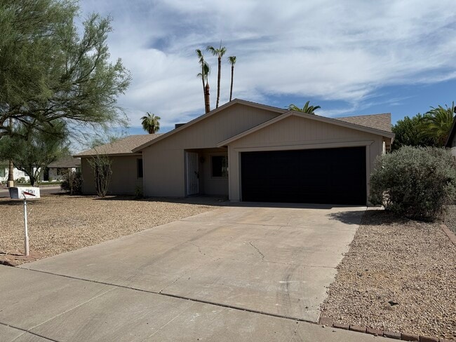 Photo - 3747 E Winchcomb Dr House