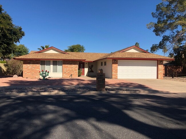 Building Photo - COMMUNITY POOLS-3 Bedroom/2 Bath in Dobson Ranch