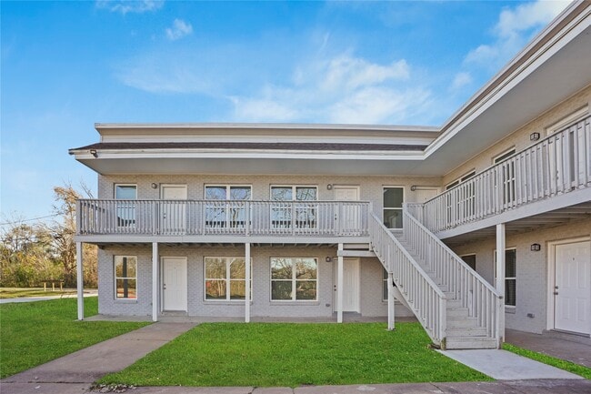 Building Photo - 1803 Oak St Unit 11 Rental