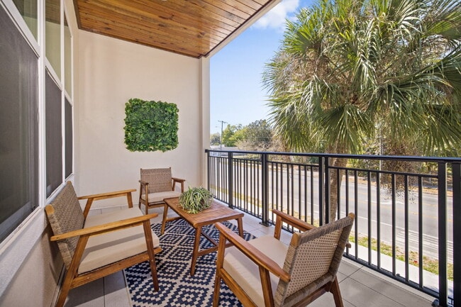 Building Photo - Beautiful Townhouse in Seminole Heights