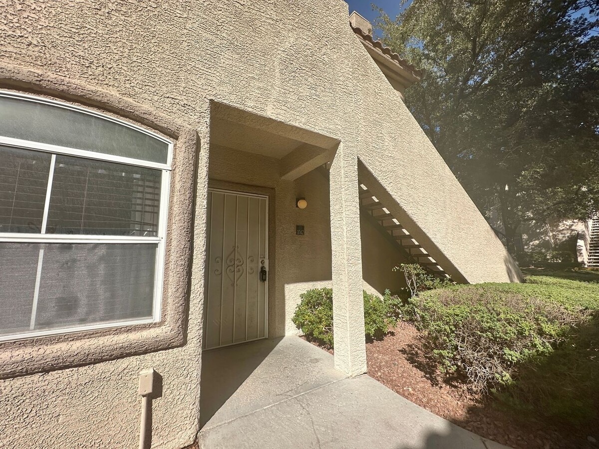 First floor 2 bedroom 2 bathroom 1 den spa... - First floor 2 bedroom 2 bathroom 1 den spa...