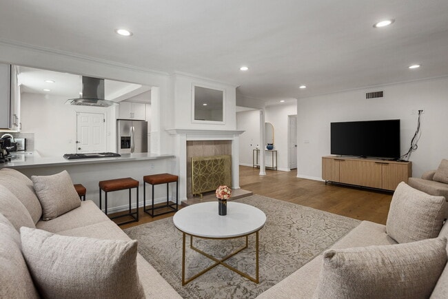 Photo - 22335 Kittridge St