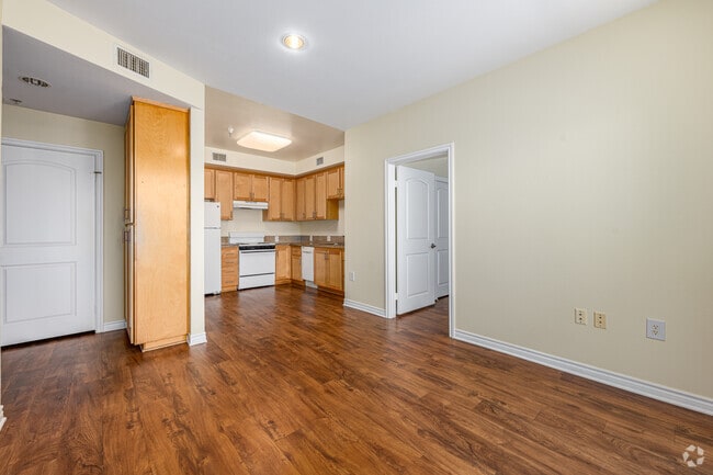 2BR, 2BA - 750SF - Dining Room