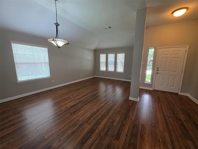 Photo - 2108 Goldfinch Ln