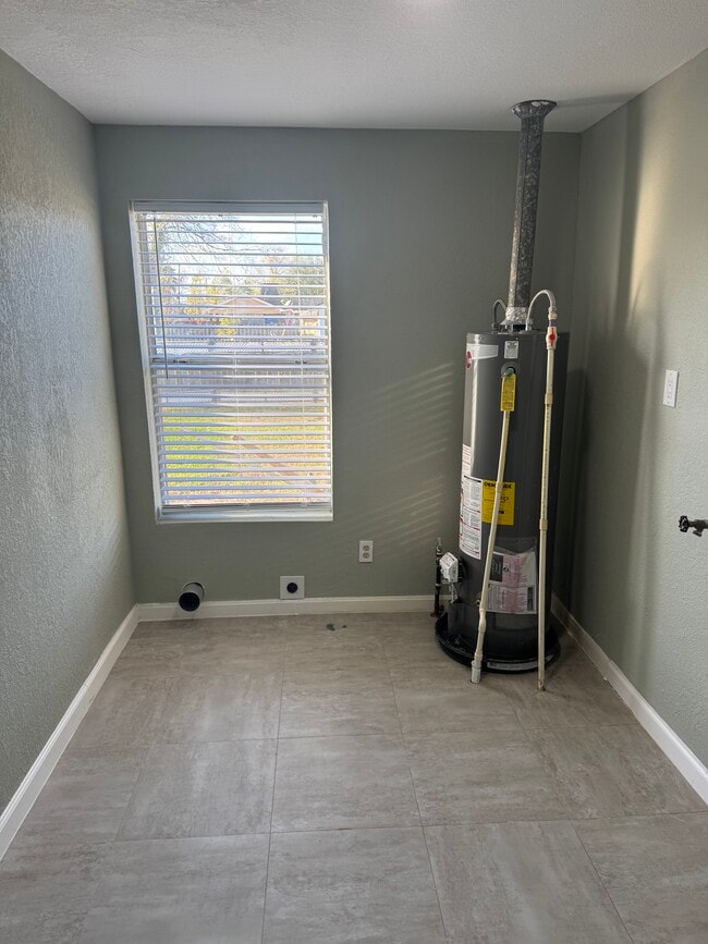 Photo - 105 N Avenue D