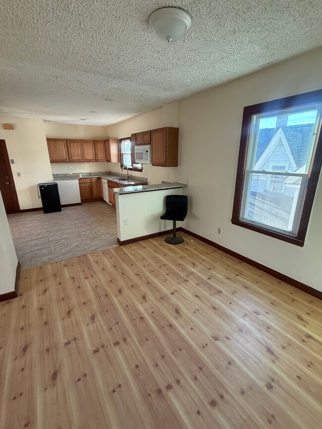 Building Photo - 569 Main St Unit 2