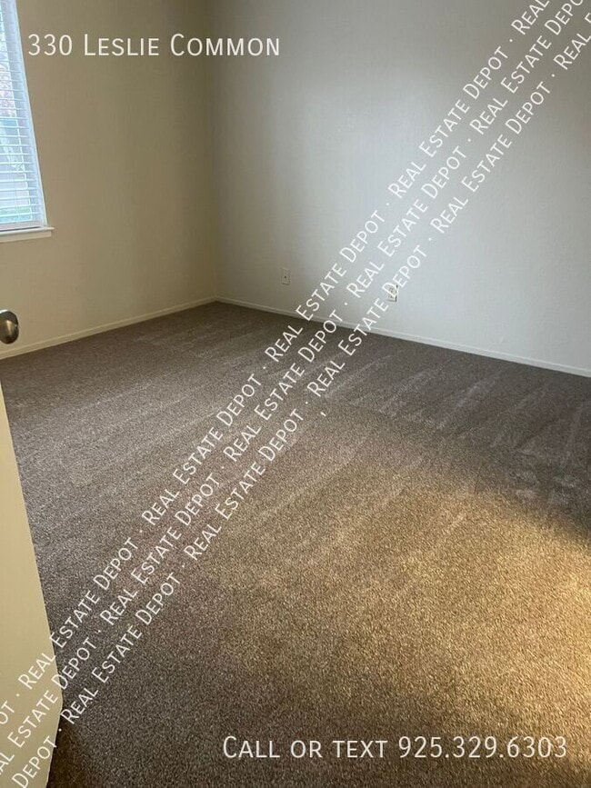 Photo - 330 Leslie Common