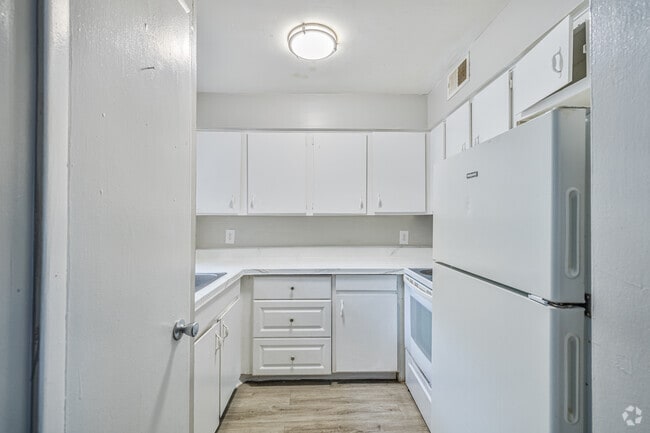 1BR, 1BA - 700SF - Kitchen - Reserve At Waters