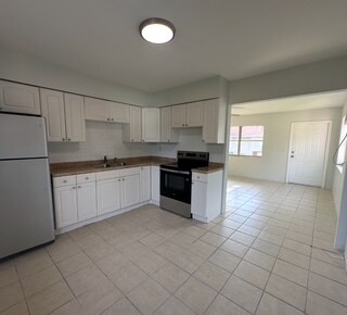 Kitchen - 2237 Harding St Apartments Unit 2237 Harding Street North