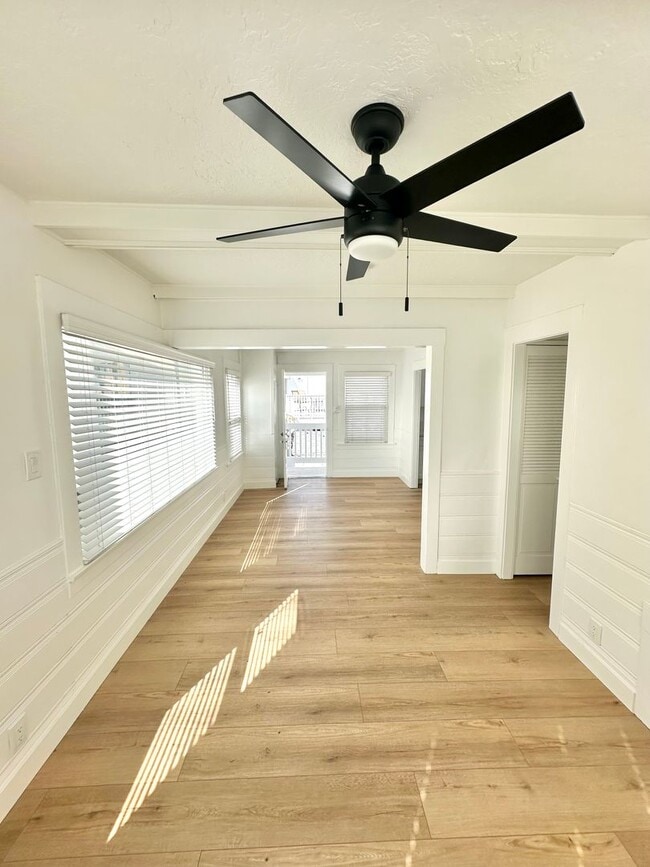 Building Photo - 006th St. Sharp Unit 31 6th Ct.  B