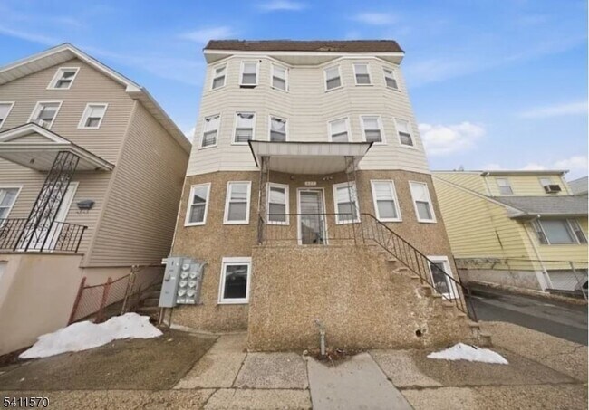 Building Photo - 437 Elm St Unit 1L