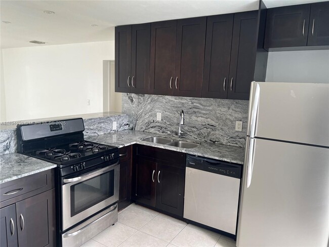 Building Photo - 520 SW 10th St Unit 1-2