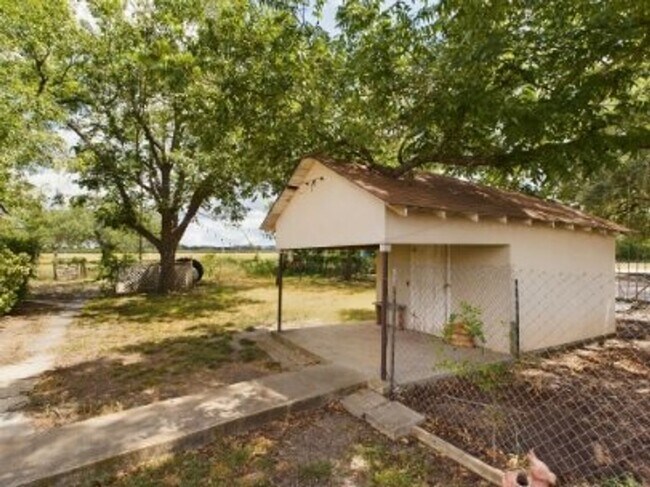 Photo - Cozy three bedroom in Hye Texas