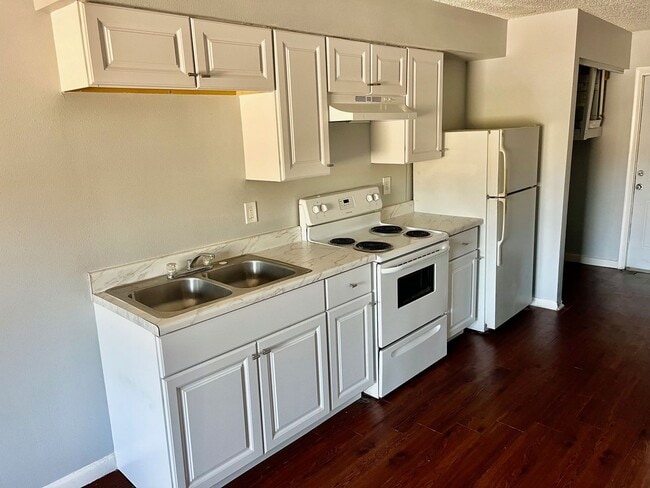 Photo - Spacious 2BR/1BA Conveniently Located Lakeland Duplex!