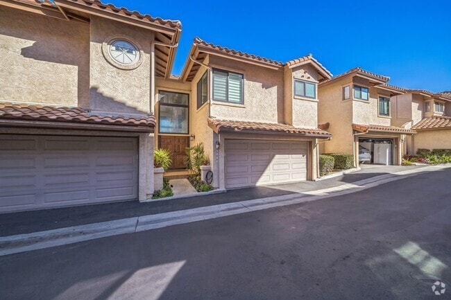 Building Photo - Beautifully renovated end-unit townhome