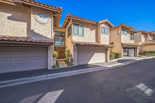Beautifully renovated end-unit townhome - Beautifully renovated end-unit townhome