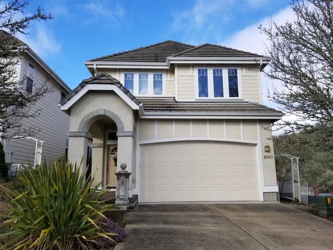 Building Photo - 4903 NW Zinnia Pl