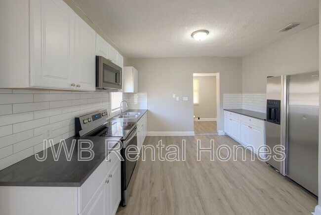 Photo - 2253 W 10th St