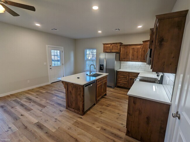 Photo - 3 br, 2.5 bath House - 137 South Bluff Avenue