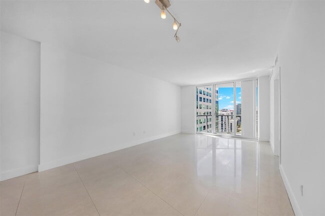 Photo - 185 SW 7th St Unidad 2302