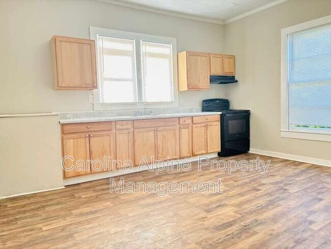 Photo - 321 N Poplar St