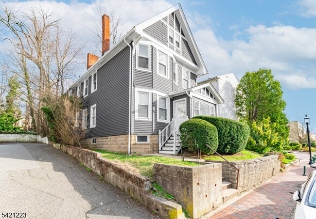 Building Photo - 70 Valley St