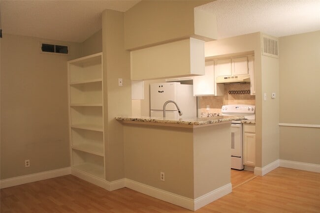Building Photo - 2120 El Paseo St Unit 2810