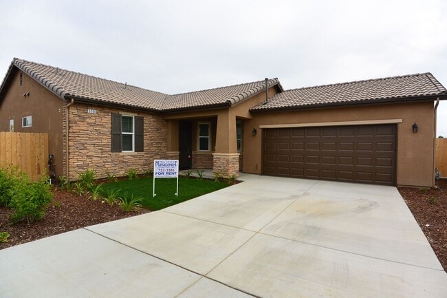 Building Photo - 3 bedroom 2 bathroom in Ashton Park gated community NW Visalia!