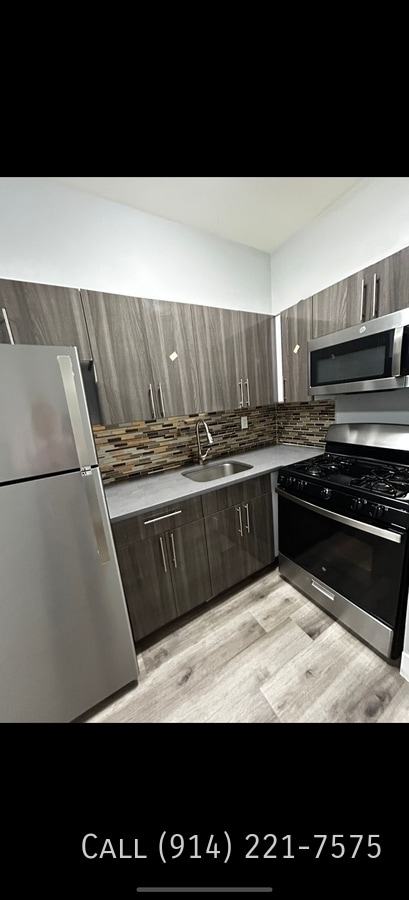 Building Photo - 139 School St