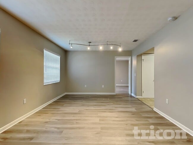 Photo - 806 Bills Cir