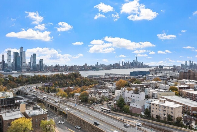 Building Photo - 3312 Hudson Ave Unit 4G