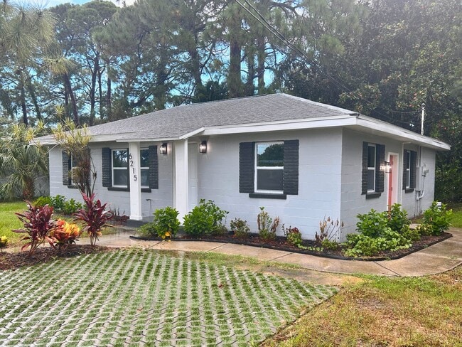 Building Photo - Beautifully renovated studio with extra large spa bathroom and yard