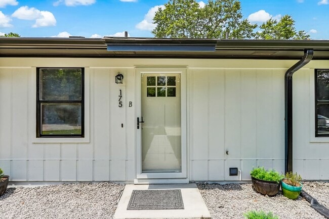 Building Photo - 175 E Lakemont Dr