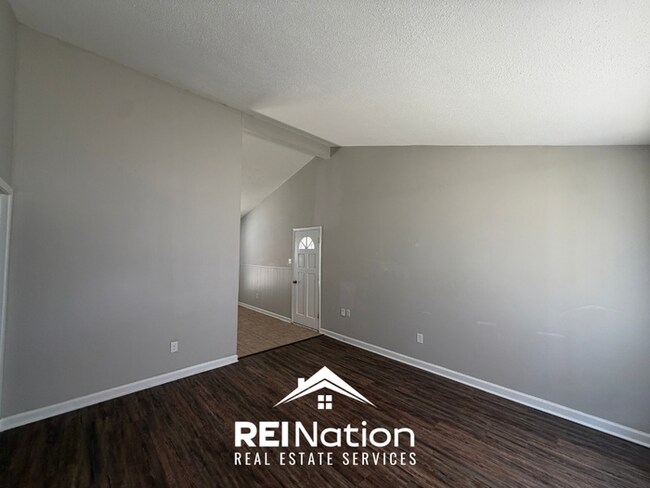 MEMPHIS MUST-SEE! | High Vaulted Ceilings & Fenced Yard | 3 Bed / 2 Bath