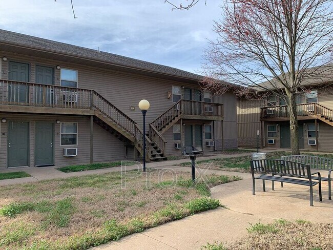 924 N Goetz Blvd