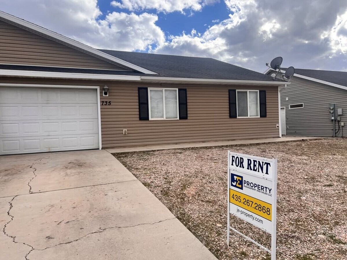 3 Bedroom 2 Bathroom Duplex - 3 Bedroom 2 Bathroom Duplex