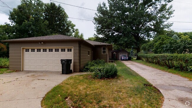 Building Photo - 701 Northwestern Ave Rental