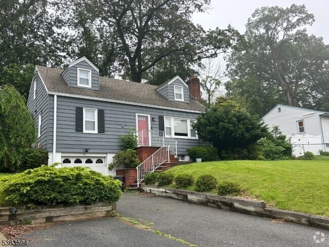 Building Photo - 10 Adams Dr Rental
