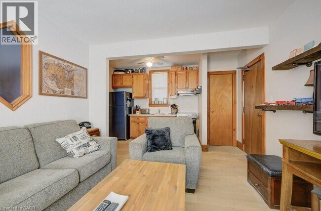 Photo - 208 Ottawa Street S