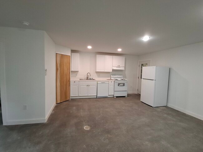 Building Photo - 46 Lena Dr Unit 46 Lena Dr
