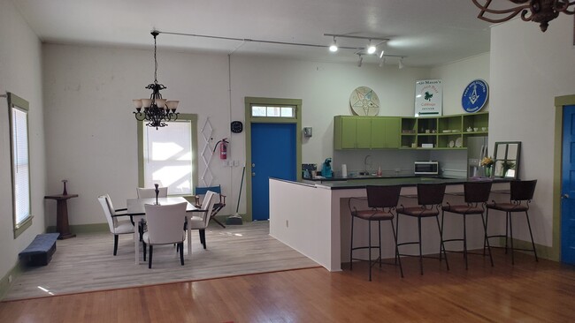 241 W La Mina Ave